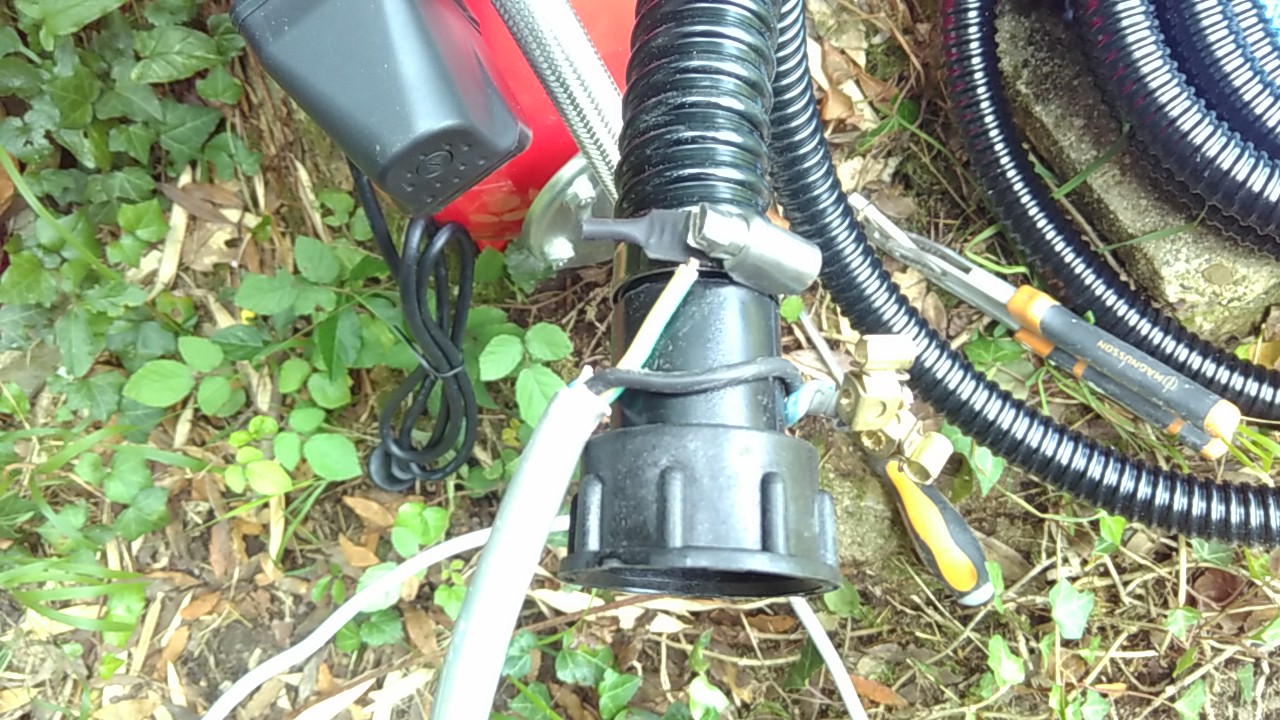 le tuyau de pompage attaché avec un fil électrique